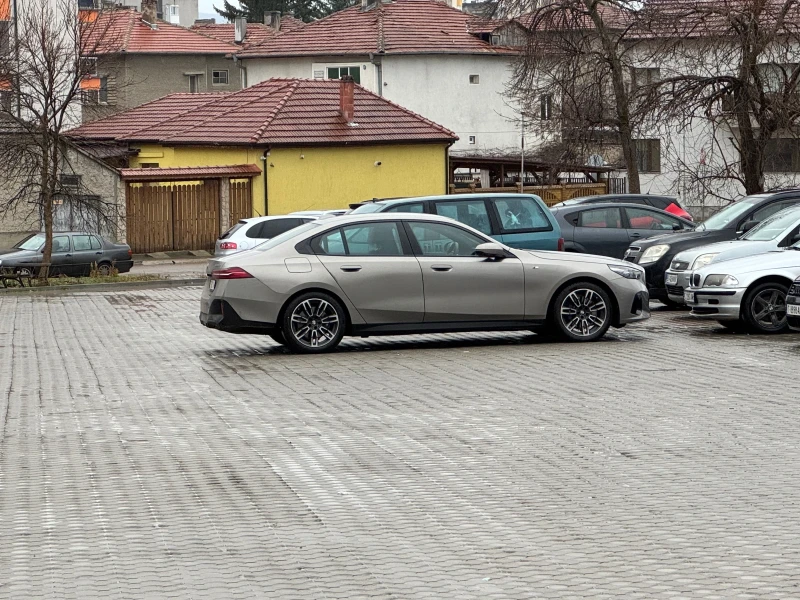 BMW 520 d x-Drive пълна гаранция до 02.2027г., снимка 2 - Автомобили и джипове - 53300449
