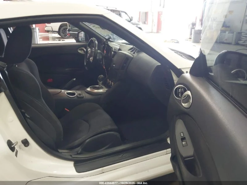 Nissan 370Z 3.7L V-6 DOHC, VVT, 332HP Rear Wheel Drive, снимка 11 - Автомобили и джипове - 53439065