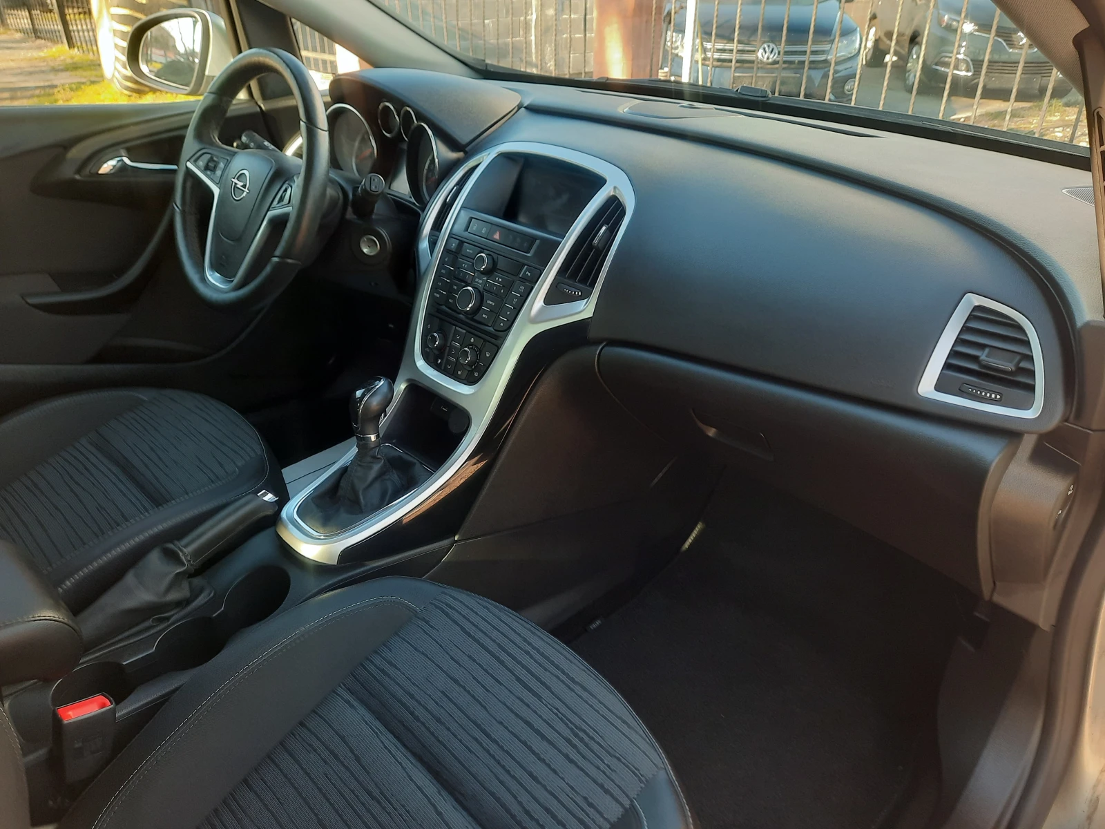 Opel Astra 1.6 CDTI, снимка 10 - Автомобили и джипове - 53805125