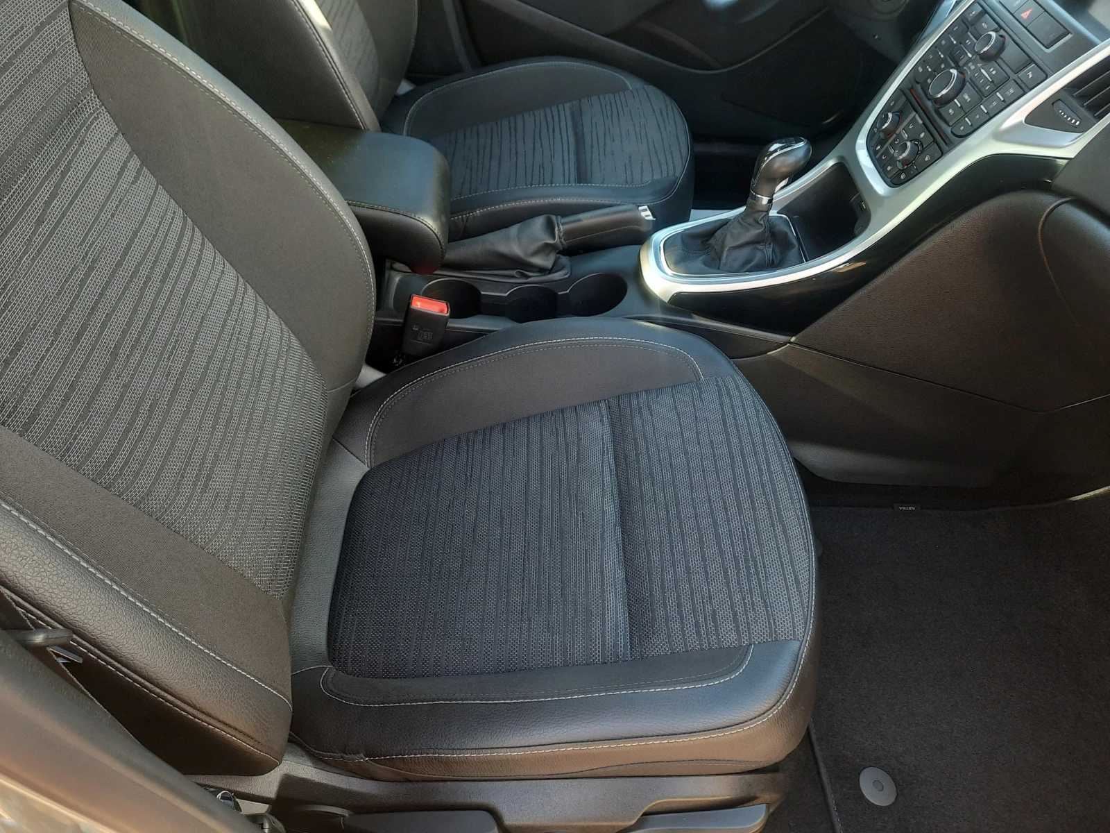 Opel Astra 1.6 CDTI, снимка 9 - Автомобили и джипове - 53805125