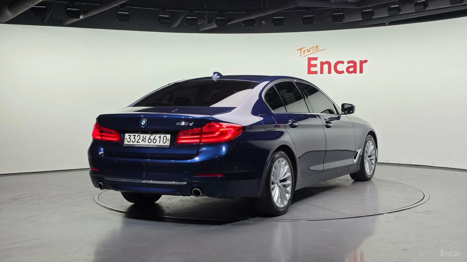 BMW 520 Luxury Plus* HUD* ПАНО* КОЖА* ОБДУХВ* НАВИ, снимка 2 - Автомобили и джипове - 55583901