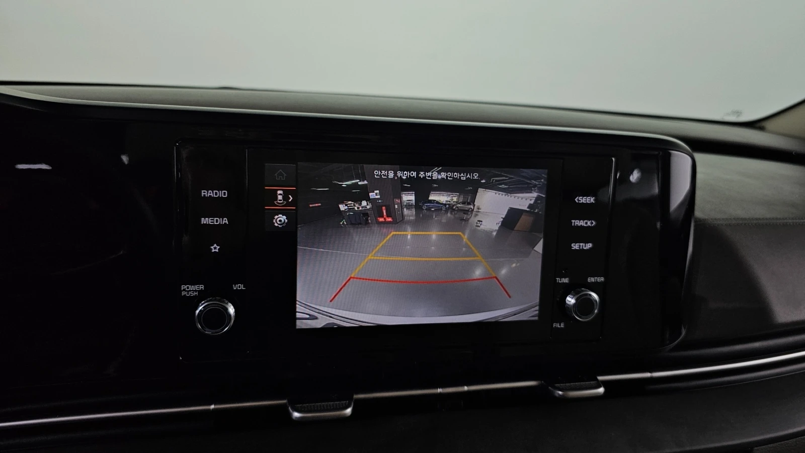 Kia Carnival PRESTIGE 2.2* ПОДГРЕВ ВОЛАН/СЕДАЛКИ* hellascars.bg, снимка 11 - Автомобили и джипове - 55597676