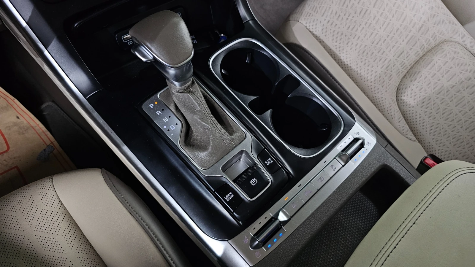 Kia Carnival PRESTIGE 2.2* ПОДГРЕВ ВОЛАН/СЕДАЛКИ* hellascars.bg, снимка 12 - Автомобили и джипове - 55597676