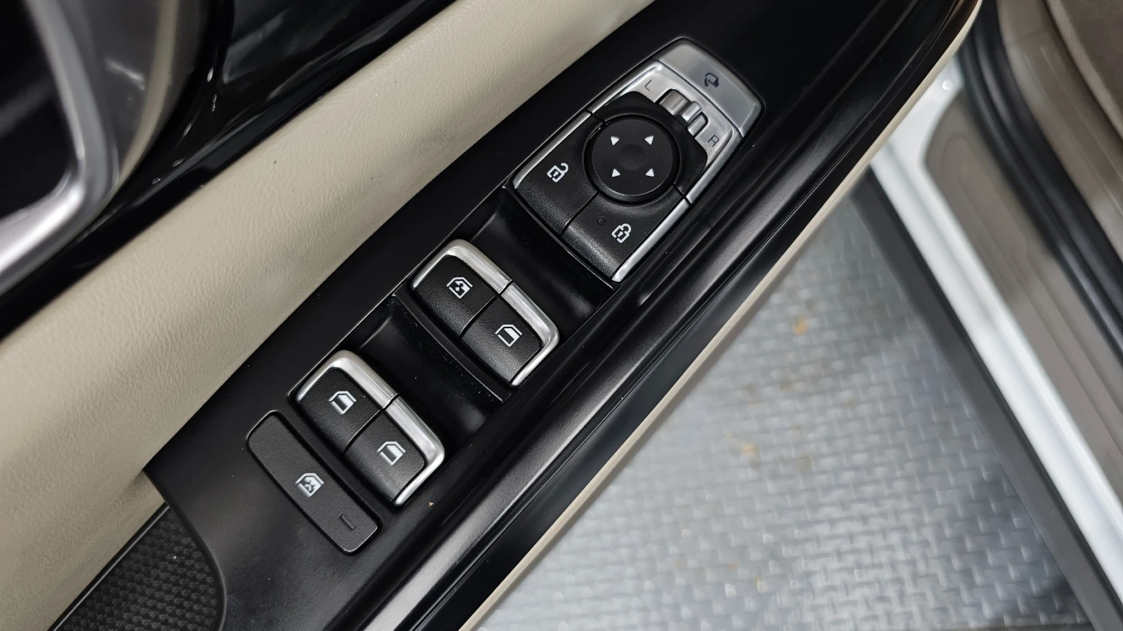 Kia Carnival PRESTIGE 2.2* ПОДГРЕВ ВОЛАН/СЕДАЛКИ* hellascars.bg, снимка 14 - Автомобили и джипове - 55597676