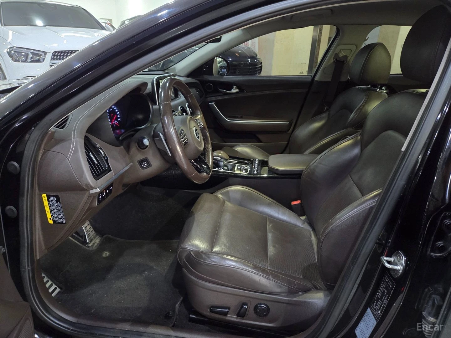 Kia Stinger * ПАНО* KEYLESS* Camera* ПОДГРЕВ* , снимка 6 - Автомобили и джипове - 55656556