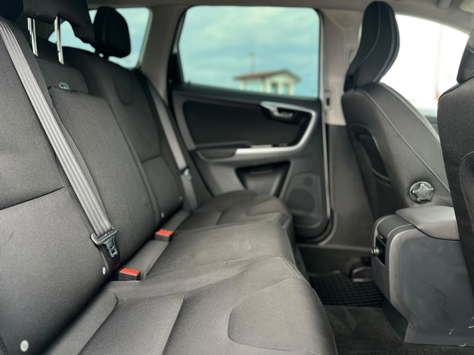 Volvo XC60 / 2.0D / 136HP / AUTOMAT / NAVI /, снимка 12 - Автомобили и джипове - 55218349