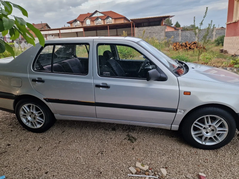 VW Vento, снимка 3 - Автомобили и джипове - 47545306