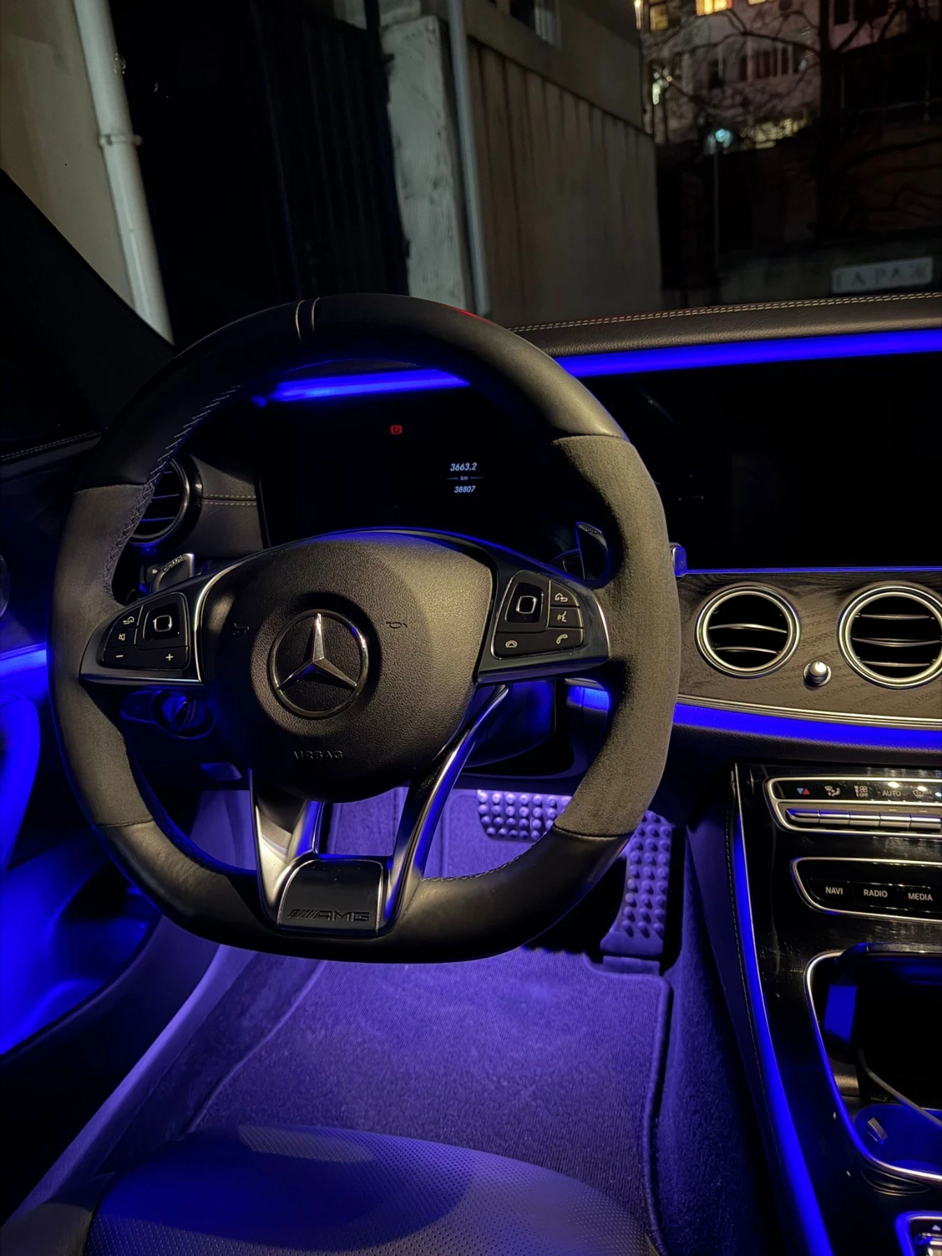 Mercedes-Benz E 43 AMG Уникат, снимка 13 - Автомобили и джипове - 53830327