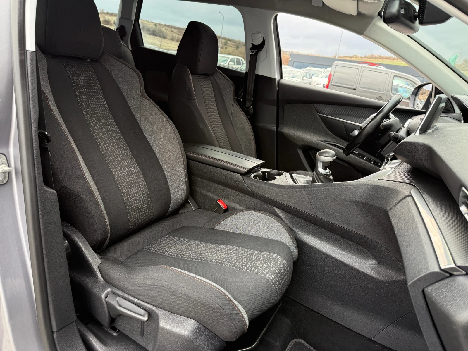 Peugeot 5008 1.6 HDI 7 Места! Пълна сервизна история!, снимка 11 - Автомобили и джипове - 54031802