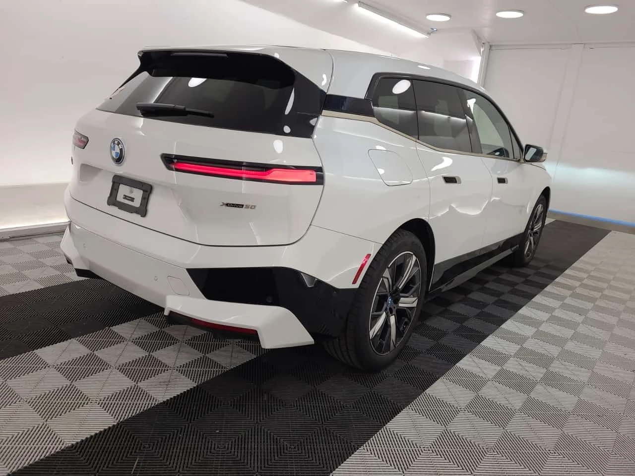 BMW iX XDRIVE50| HARMAN KARDON| HUD| 360| PANO| 2 КЛЮЧА| , снимка 3 - Автомобили и джипове - 54424082