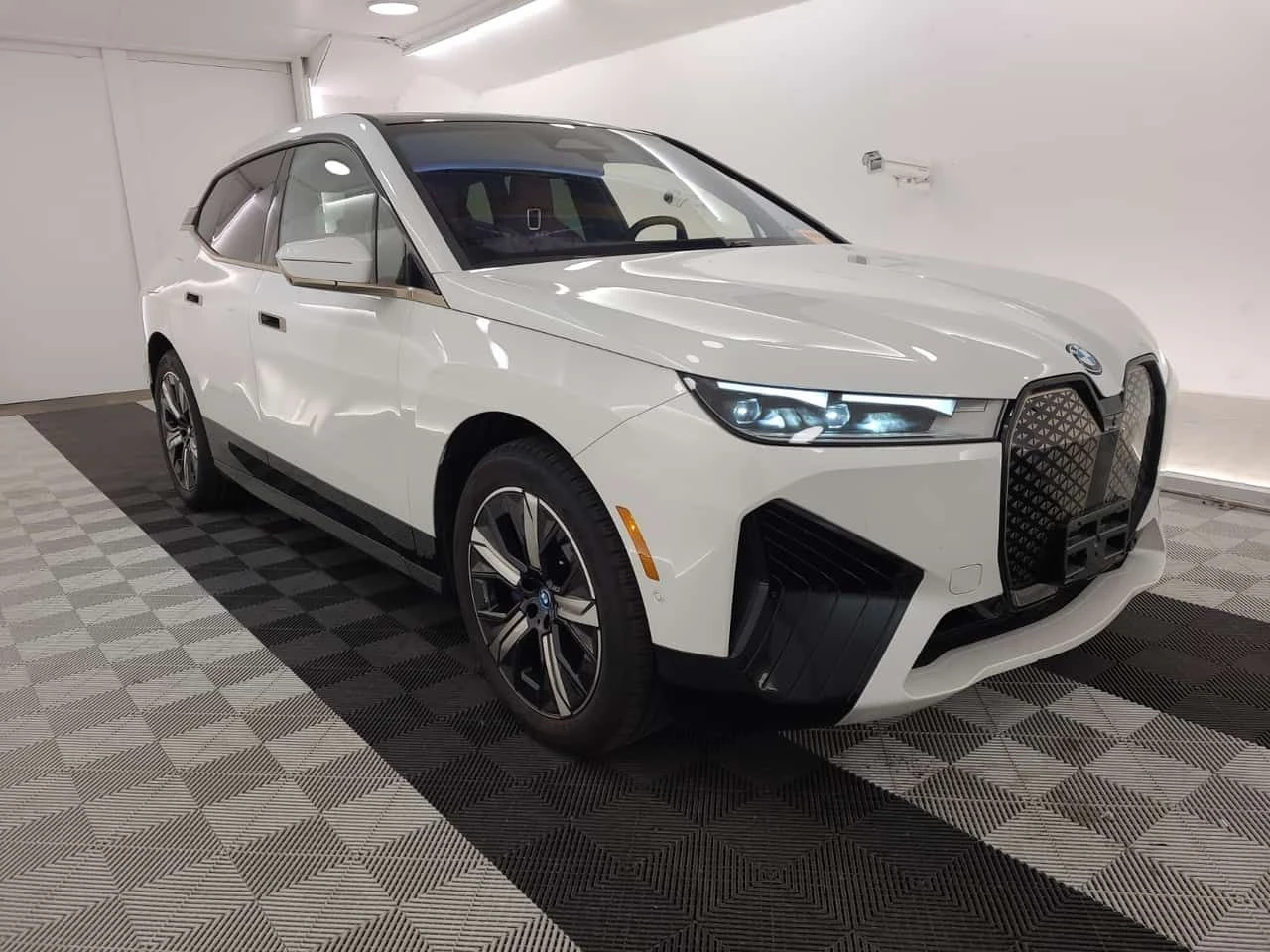 BMW iX XDRIVE50| HARMAN KARDON| HUD| 360| PANO| 2 КЛЮЧА| , снимка 2 - Автомобили и джипове - 54424082