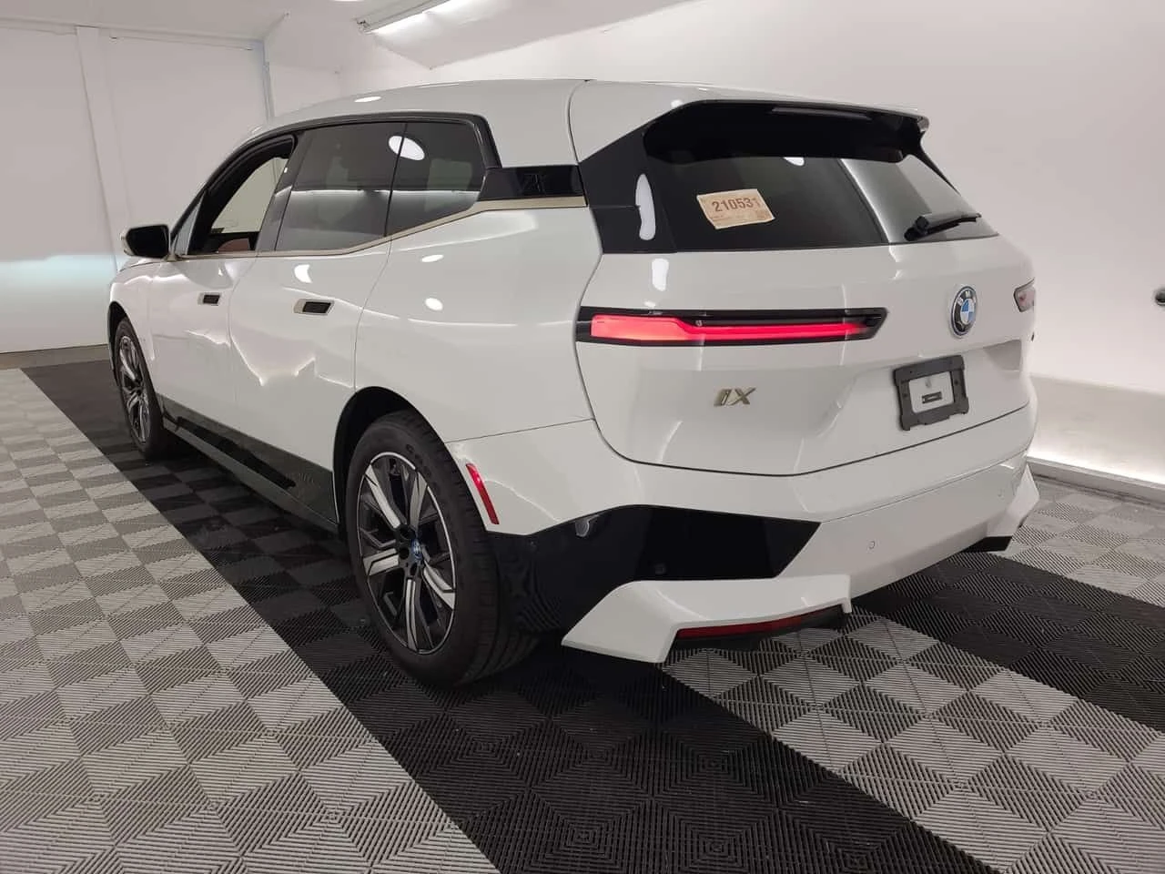 BMW iX XDRIVE50| HARMAN KARDON| HUD| 360| PANO| 2 КЛЮЧА| , снимка 4 - Автомобили и джипове - 54424082