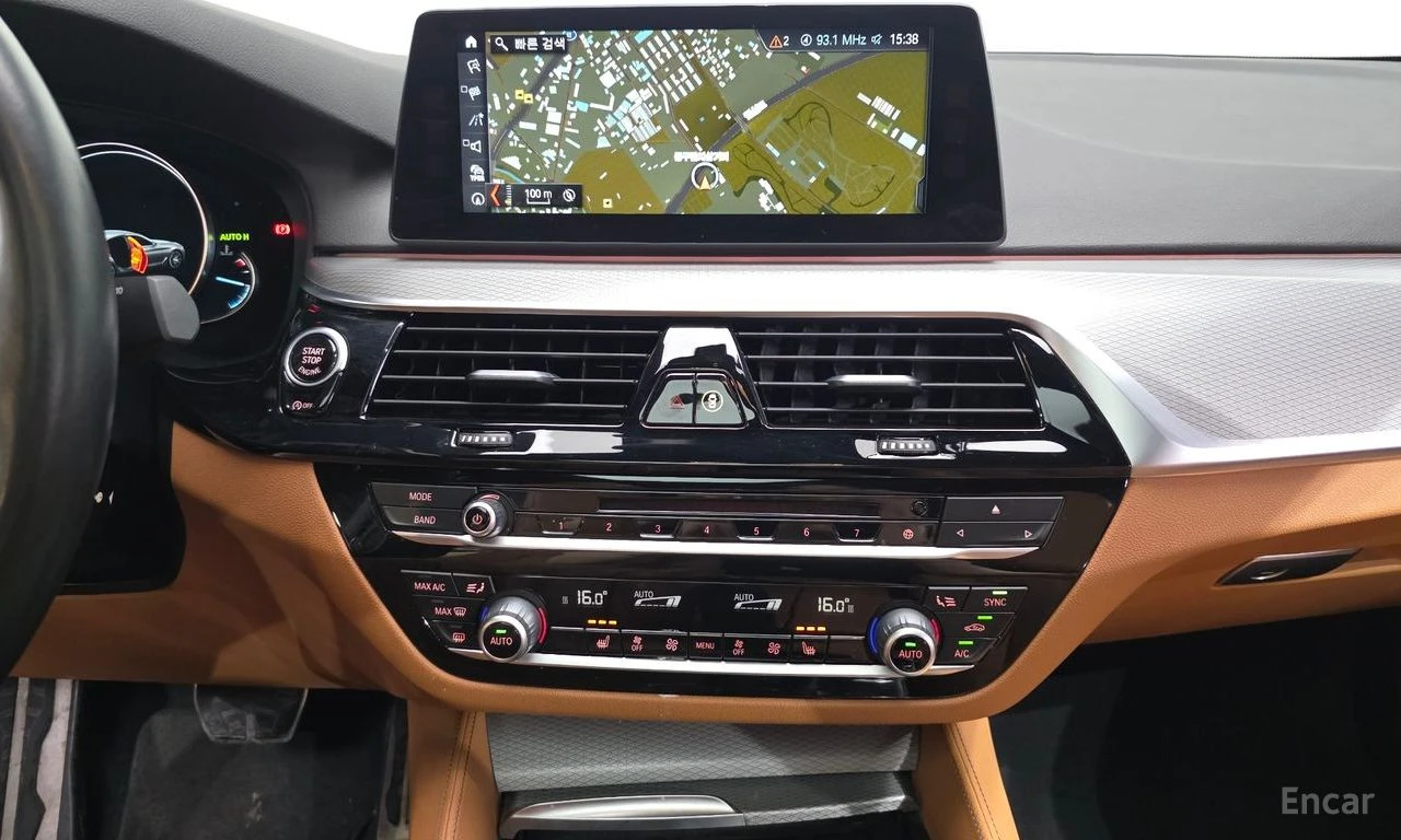 BMW 530 i xDrive M SPORT* DISTRONIC* HEAD-UP* КАМЕРА* , снимка 13 - Автомобили и джипове - 55050573