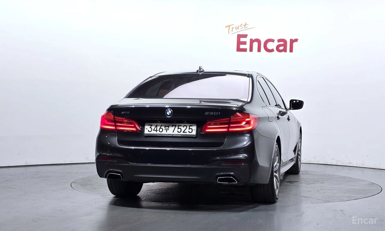 BMW 530 i xDrive M SPORT* DISTRONIC* HEAD-UP* КАМЕРА* , снимка 4 - Автомобили и джипове - 55050573