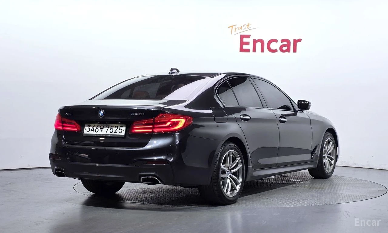 BMW 530 i xDrive M SPORT* DISTRONIC* HEAD-UP* КАМЕРА* , снимка 3 - Автомобили и джипове - 55050573