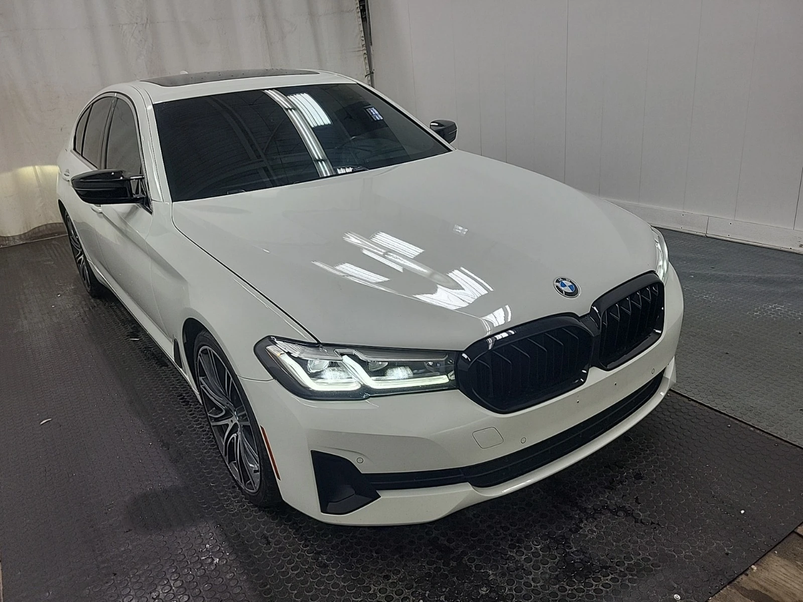 BMW 530 i xDrive | CARFAX | АВТОКРЕДИТ БЕЗ ПЪРВОНАЧАЛНА , снимка 3 - Автомобили и джипове - 55852289