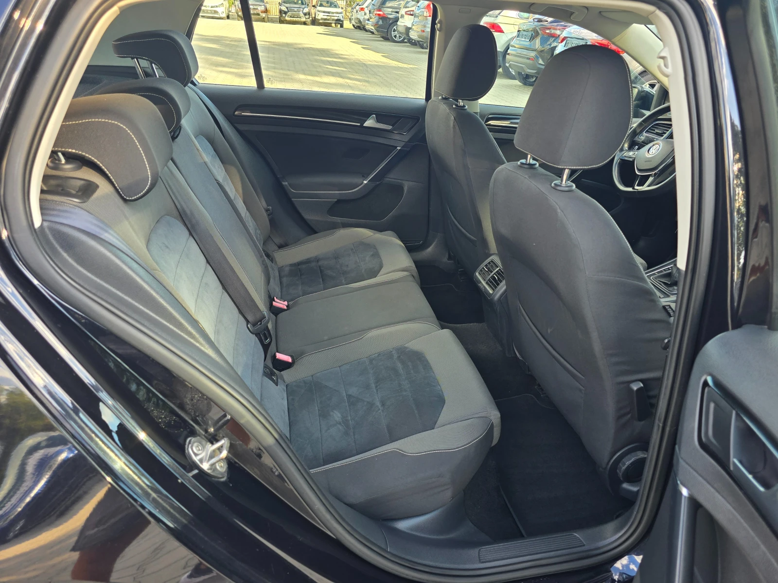 VW Golf 1.6TDI, 105к.с., Highline!, снимка 9 - Автомобили и джипове - 56136649