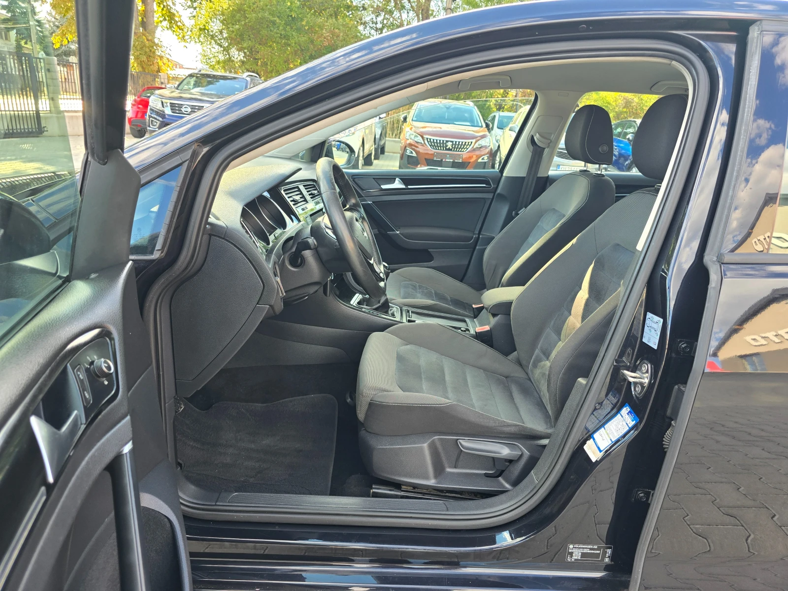 VW Golf 1.6TDI, 105к.с., Highline!, снимка 7 - Автомобили и джипове - 56136649