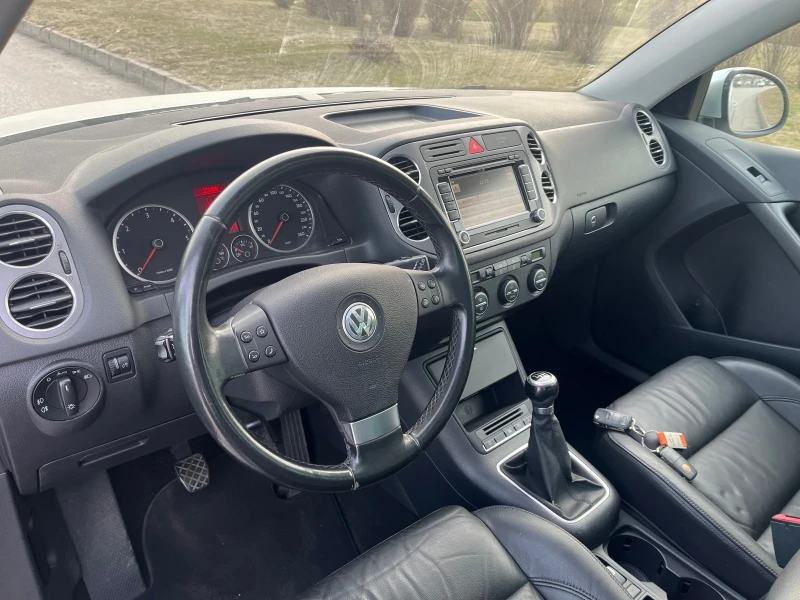 VW Tiguan 2.0 TDI 4x4 FullFull, снимка 17 - Автомобили и джипове - 49090967