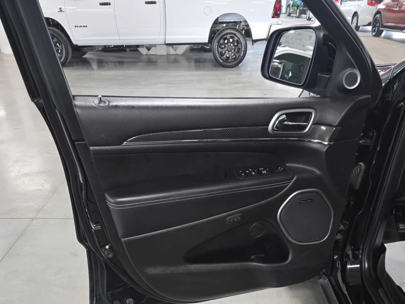 Jeep Grand cherokee * SRT * CARFAX * ЦЕНА ДО БГ, снимка 12 - Автомобили и джипове - 53307220