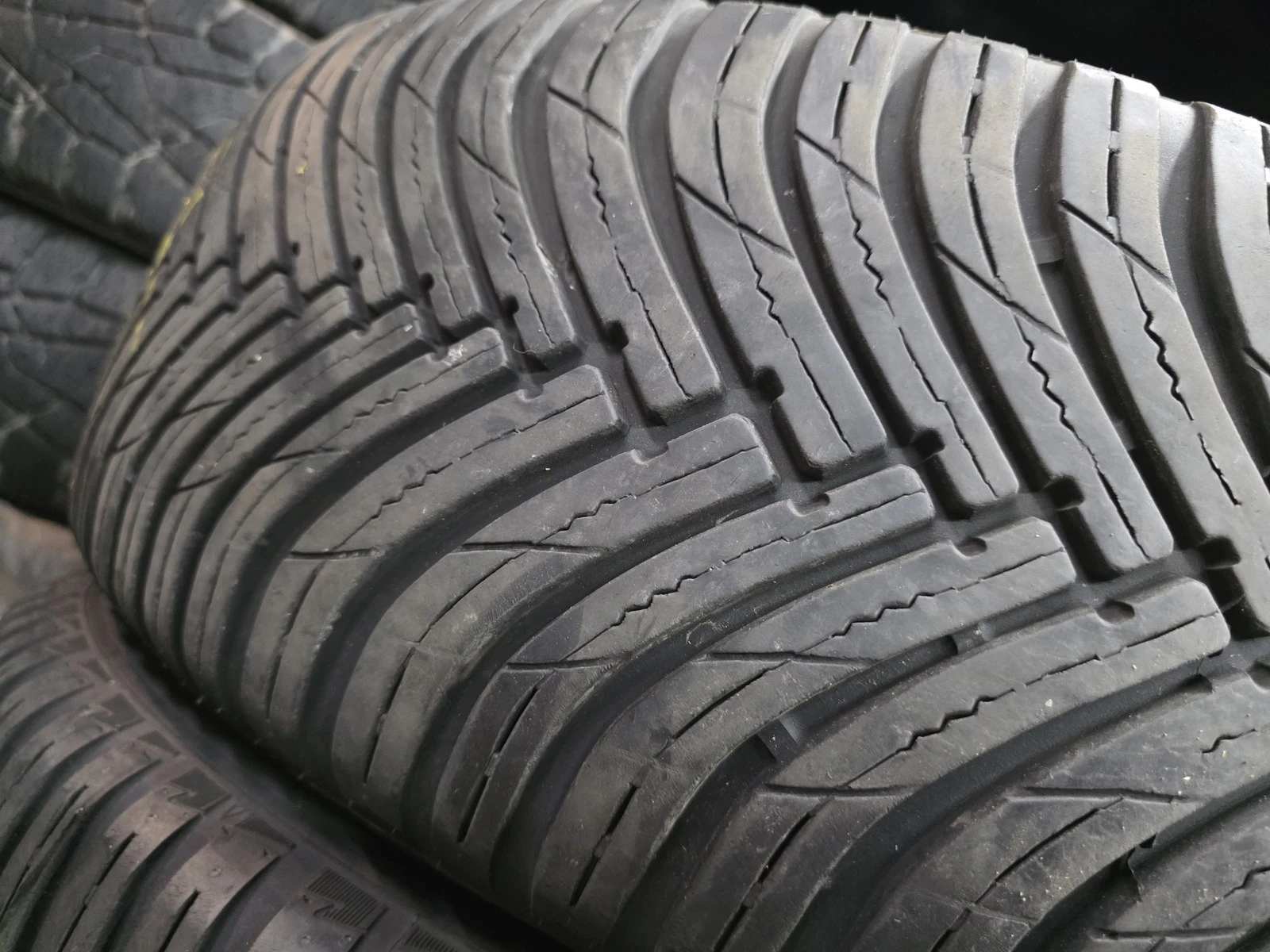 Гуми Всесезонни 225/60R18, снимка 4 - Гуми и джанти - 56716331