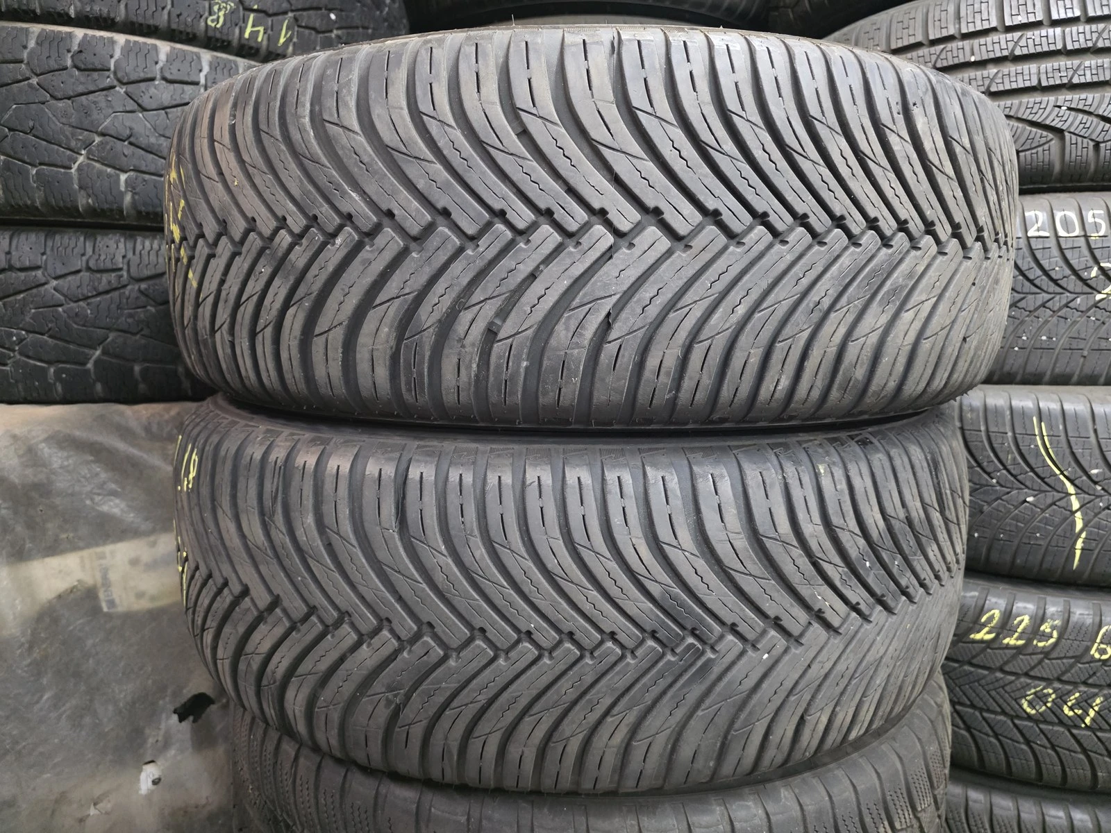 Гуми Всесезонни 225/60R18, снимка 3 - Гуми и джанти - 56716331