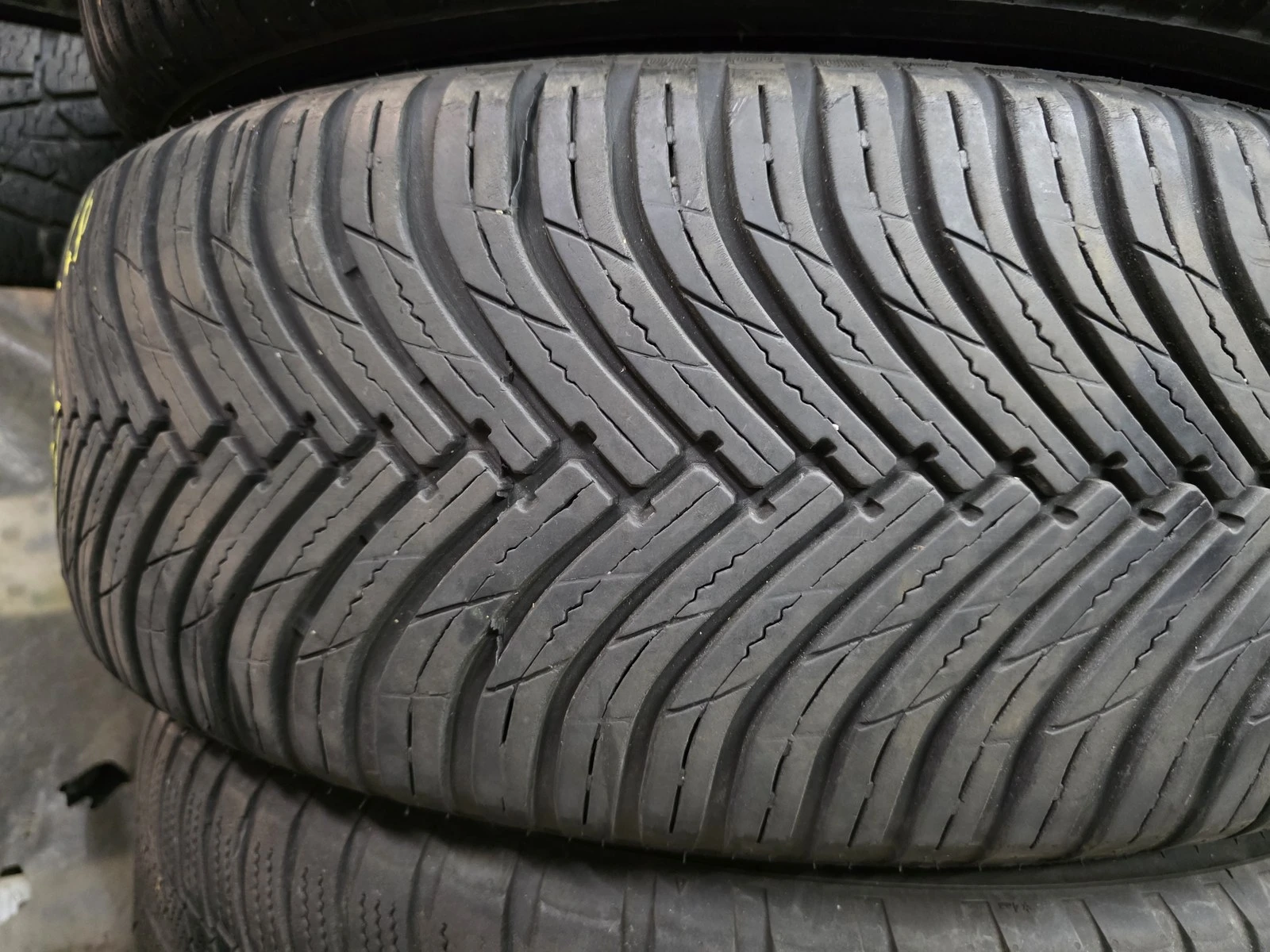 Гуми Всесезонни 225/60R18, снимка 2 - Гуми и джанти - 56716331