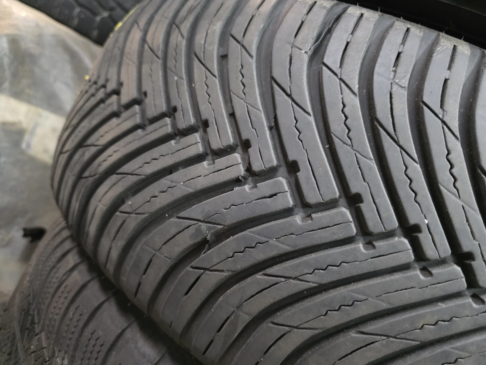 Гуми Всесезонни 225/60R18, снимка 5 - Гуми и джанти - 56716331