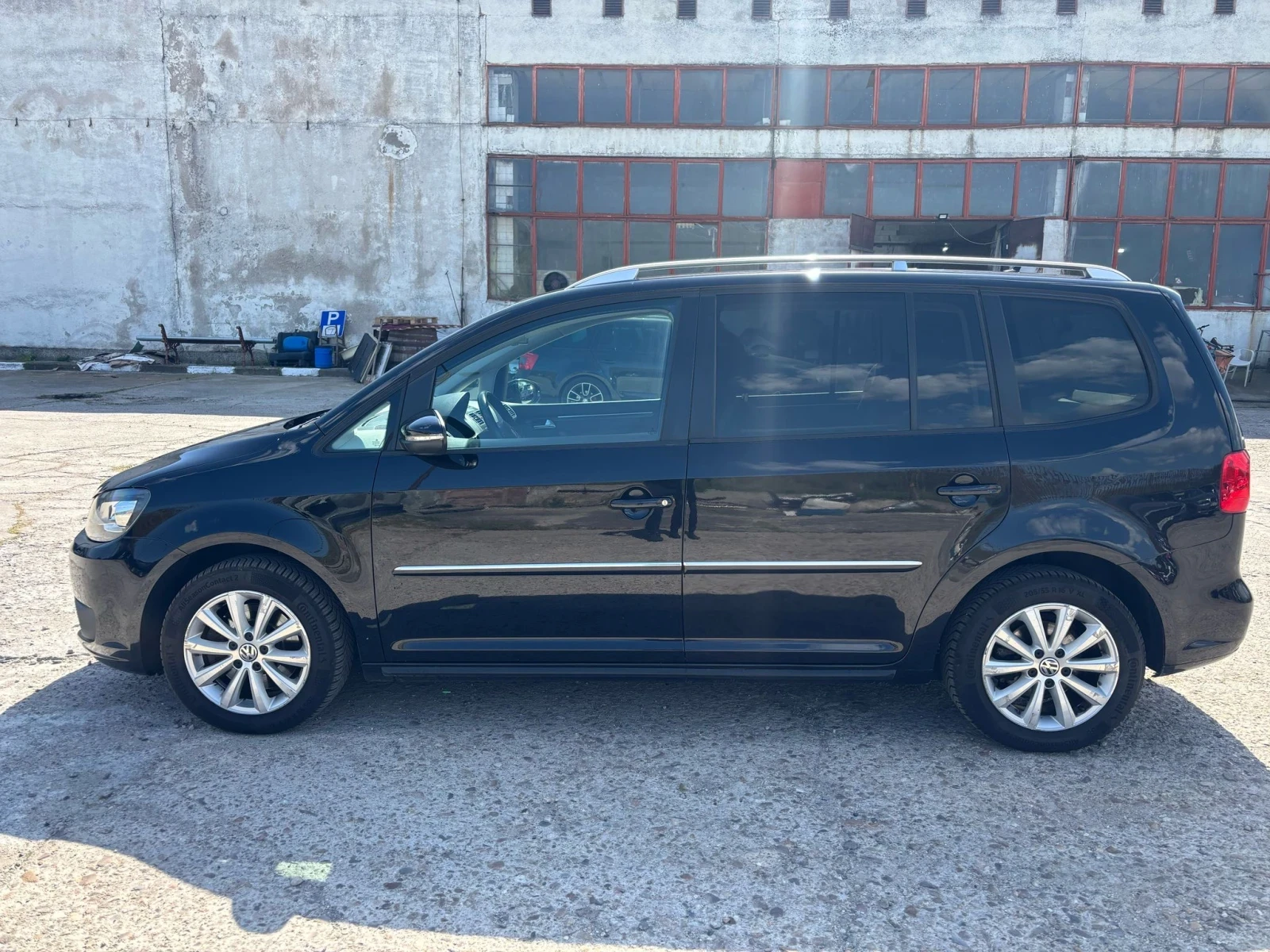 VW Touran HIGHLINE* DSG* LED* PANNO . - изображение 2
