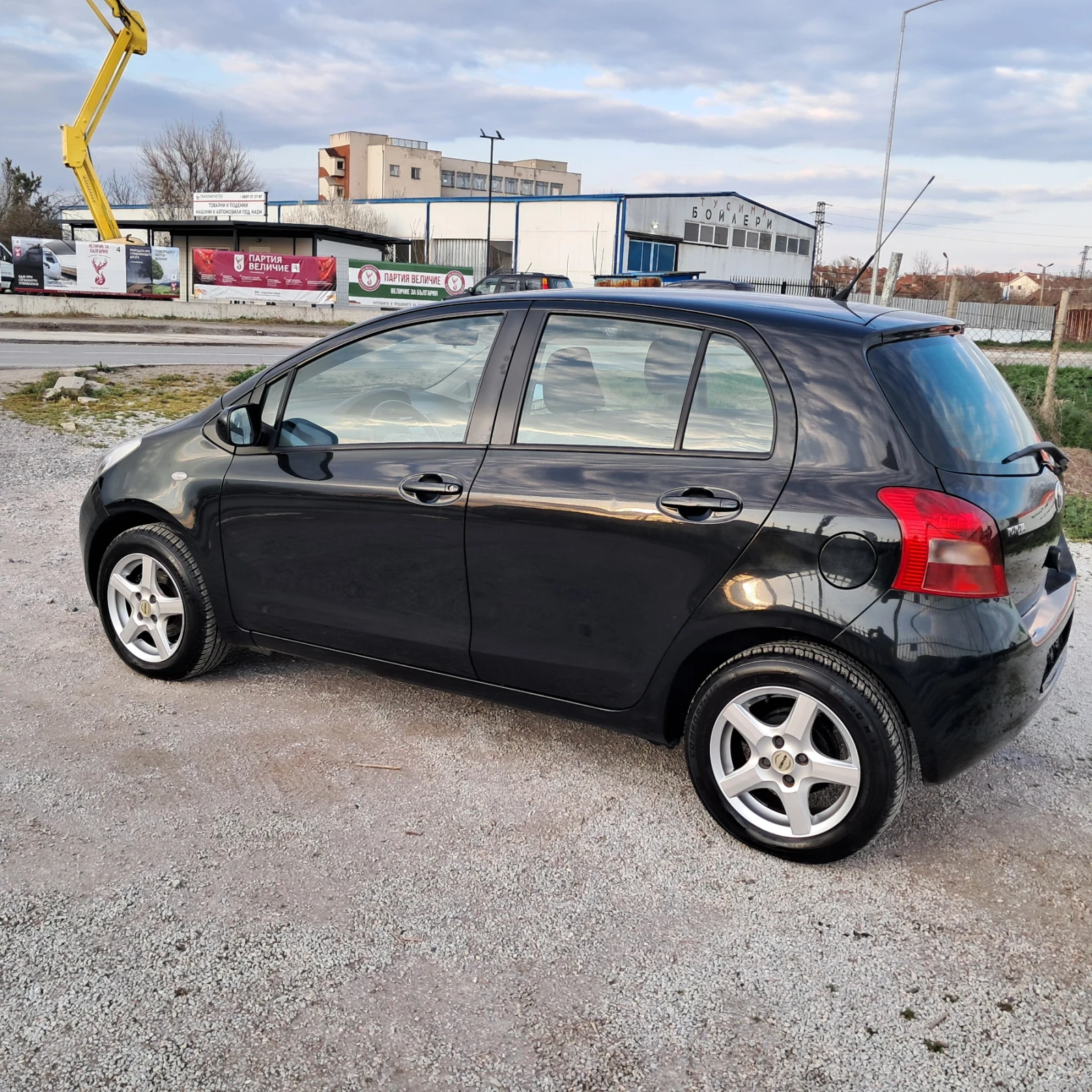 Toyota Yaris 1.0VVT-I, снимка 2 - Автомобили и джипове - 53978559