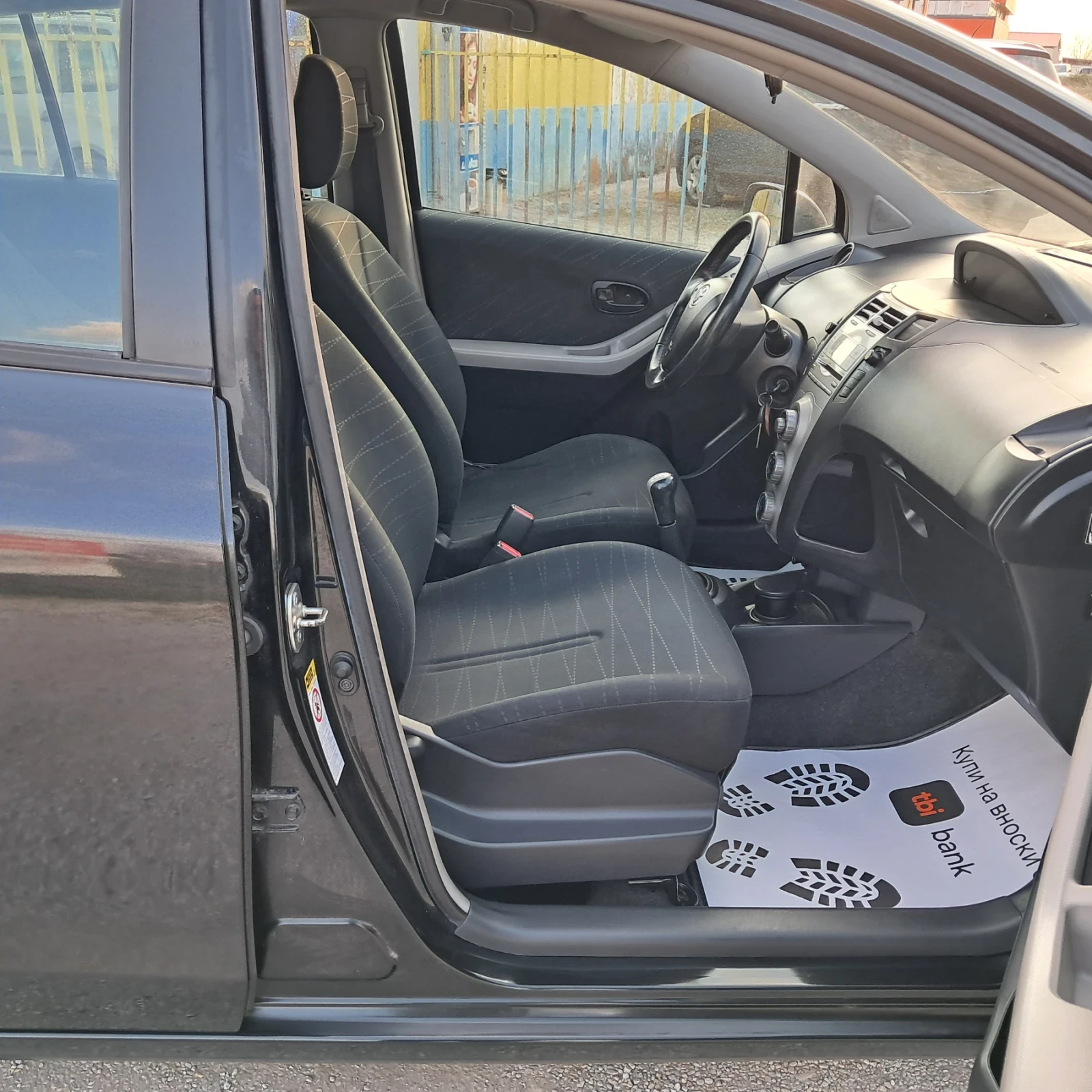 Toyota Yaris 1.0VVT-I, снимка 12 - Автомобили и джипове - 53978559