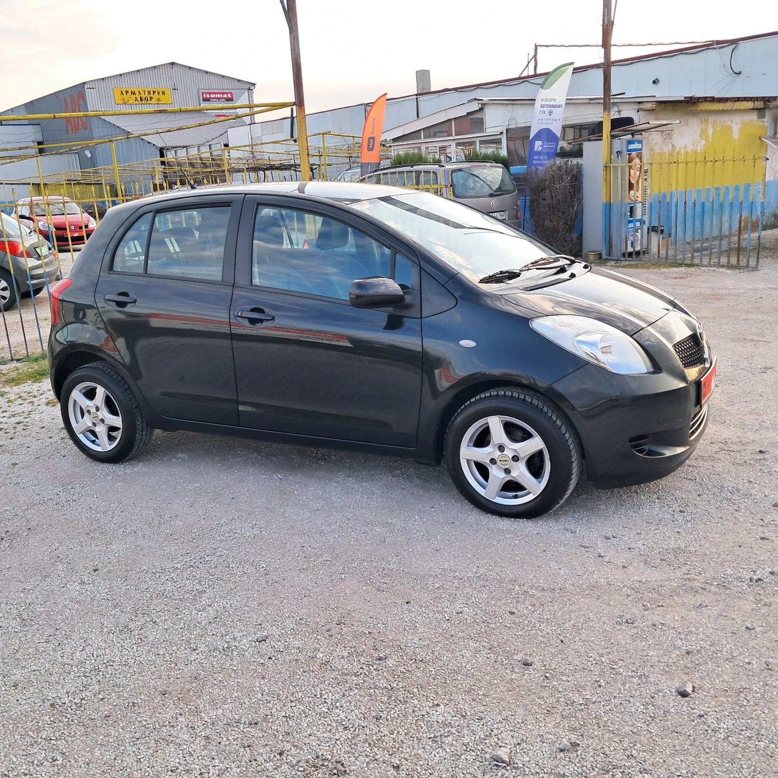 Toyota Yaris 1.0VVT-I, снимка 5 - Автомобили и джипове - 53978559
