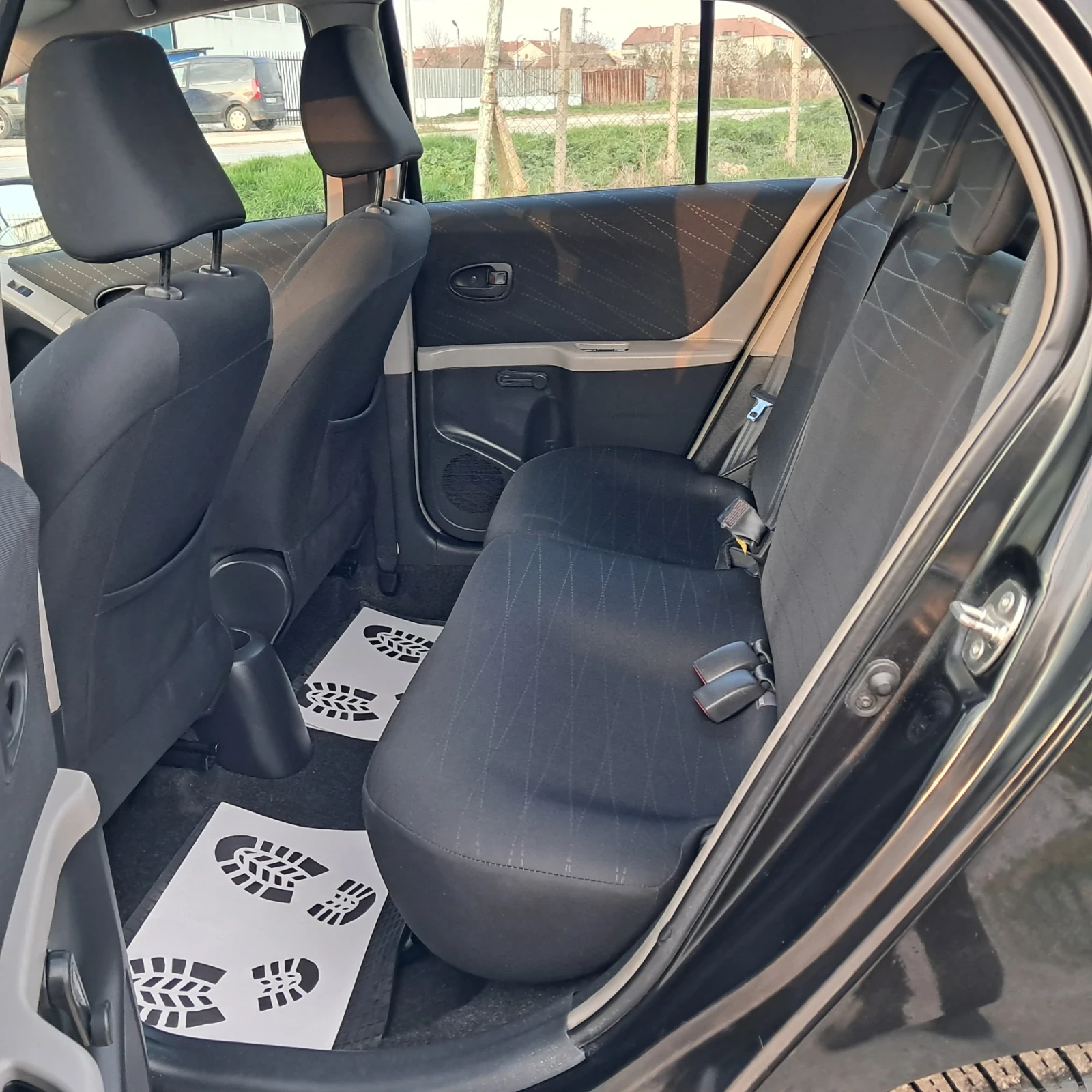 Toyota Yaris 1.0VVT-I, снимка 9 - Автомобили и джипове - 53978559