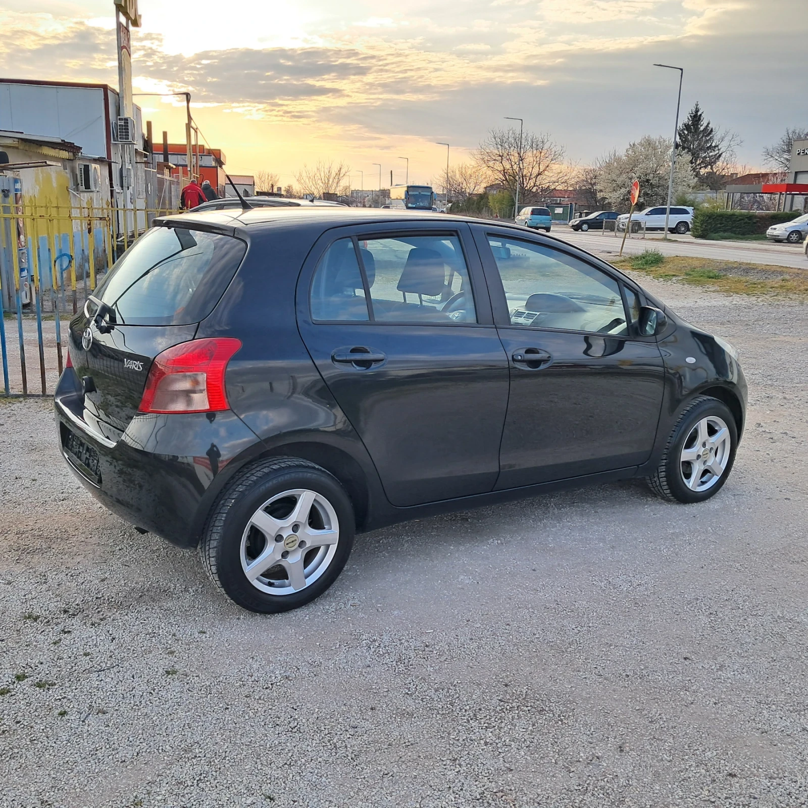 Toyota Yaris 1.0VVT-I, снимка 4 - Автомобили и джипове - 53978559