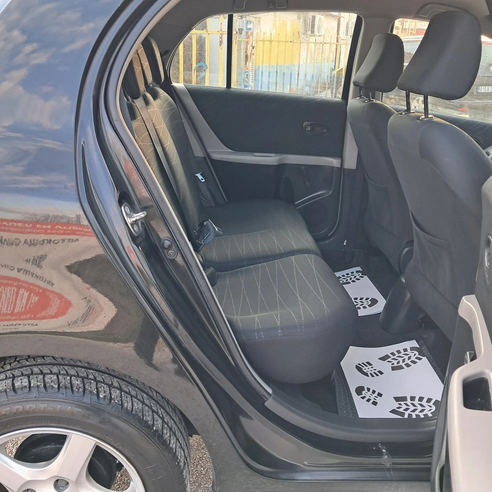 Toyota Yaris 1.0VVT-I, снимка 11 - Автомобили и джипове - 53978559