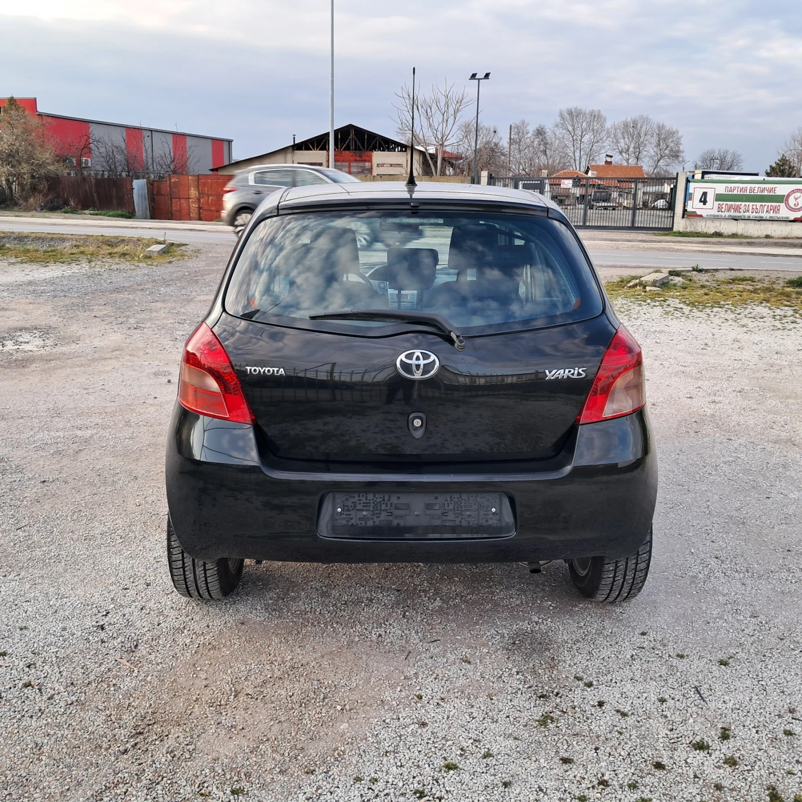 Toyota Yaris 1.0VVT-I, снимка 3 - Автомобили и джипове - 53978559
