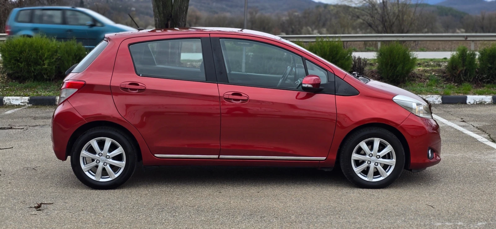 Toyota Yaris 1.33 Dual VVT-i Dynamic NAVI Tempomat, снимка 15 - Автомобили и джипове - 54015122