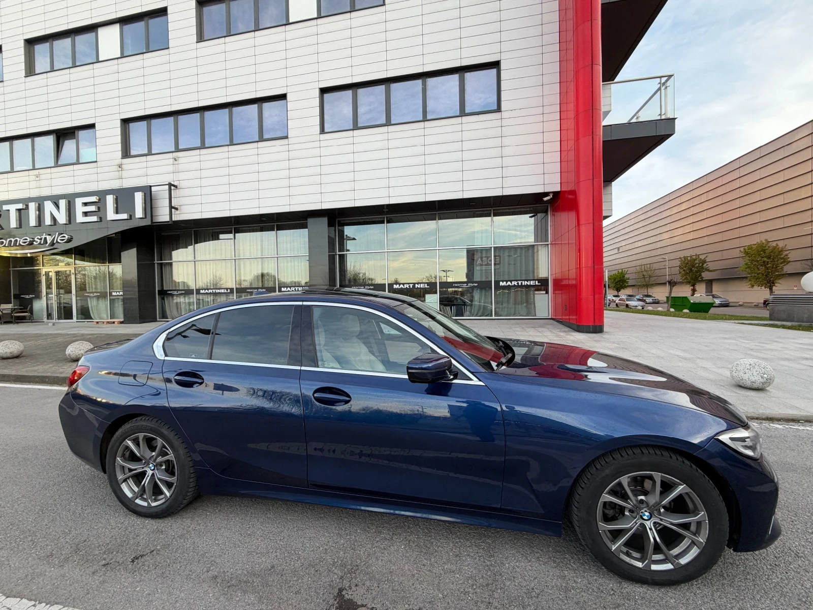 BMW 320 2.0D* КОЖА* АВТОМАТИК* LASSER* M* , снимка 4 - Автомобили и джипове - 54370530