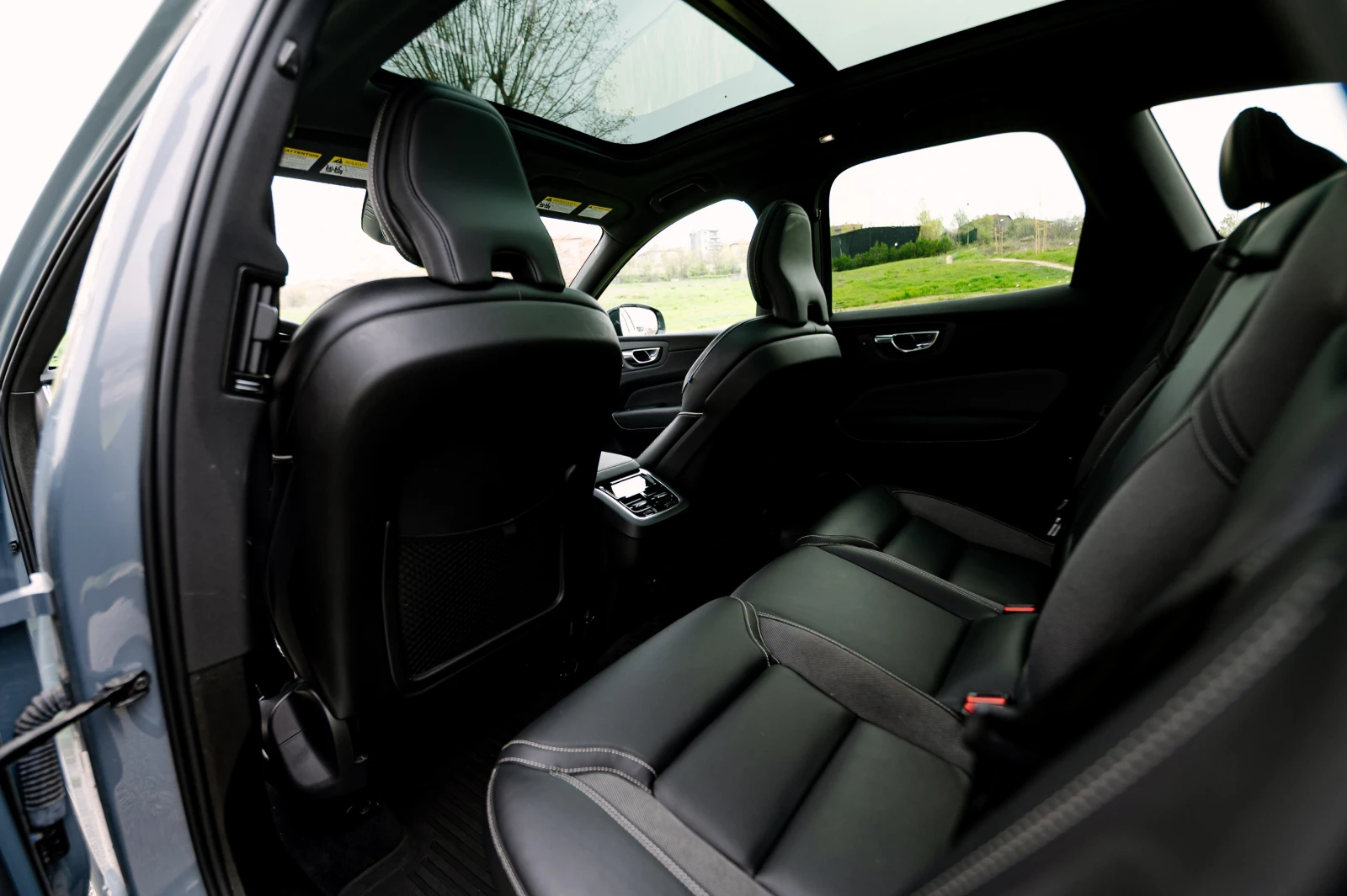 Volvo XC60 B6 R-DESIGN HYBRID AWD, снимка 13 - Автомобили и джипове - 54220004