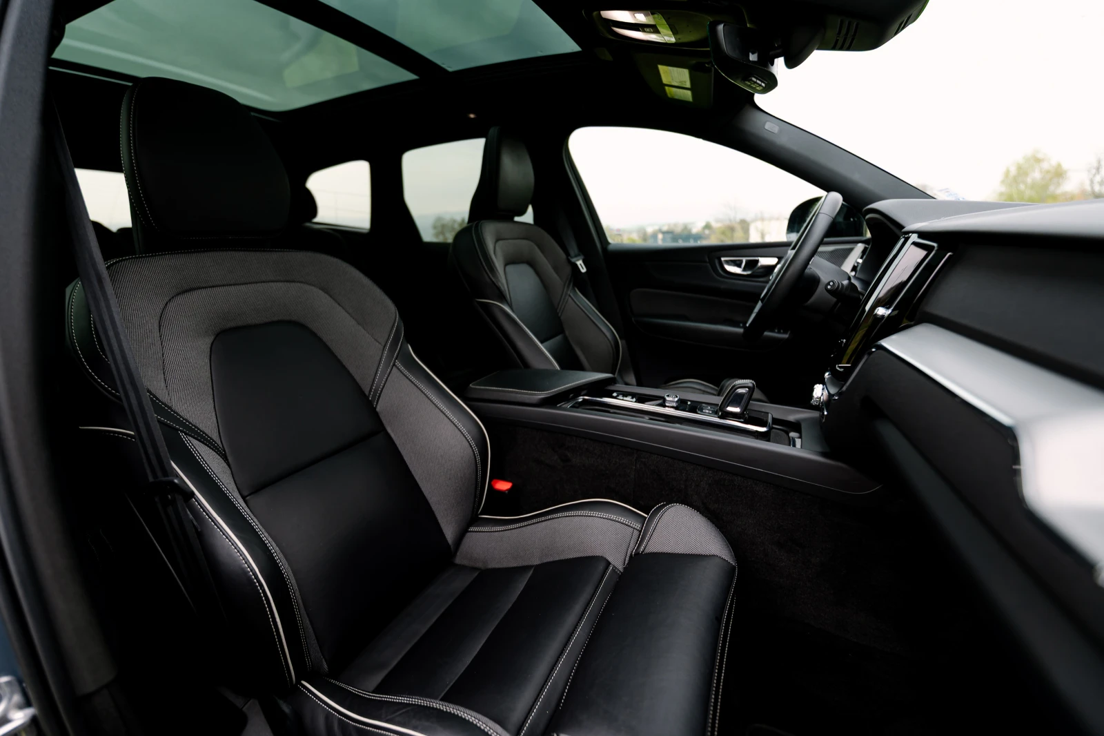 Volvo XC60 B6 R-DESIGN HYBRID AWD, снимка 11 - Автомобили и джипове - 54220004