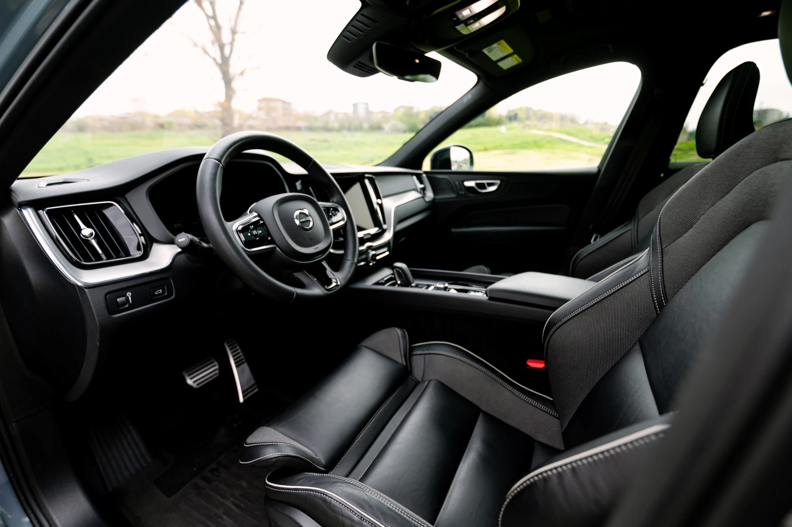 Volvo XC60 B6 R-DESIGN HYBRID AWD, снимка 8 - Автомобили и джипове - 54220004