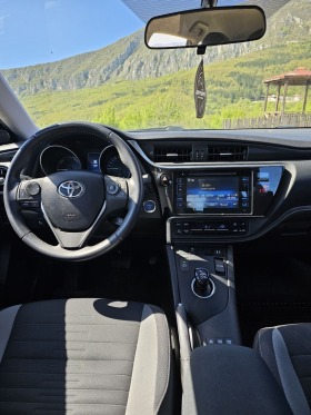 Toyota Auris 1.8 Hybrid, снимка 10 - Автомобили и джипове - 45573396