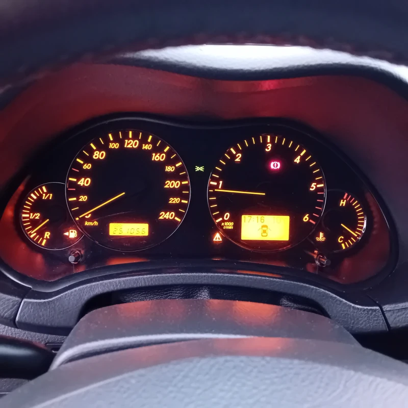 Toyota Avensis 2.0 d4d facelift , снимка 11 - Автомобили и джипове - 52794464