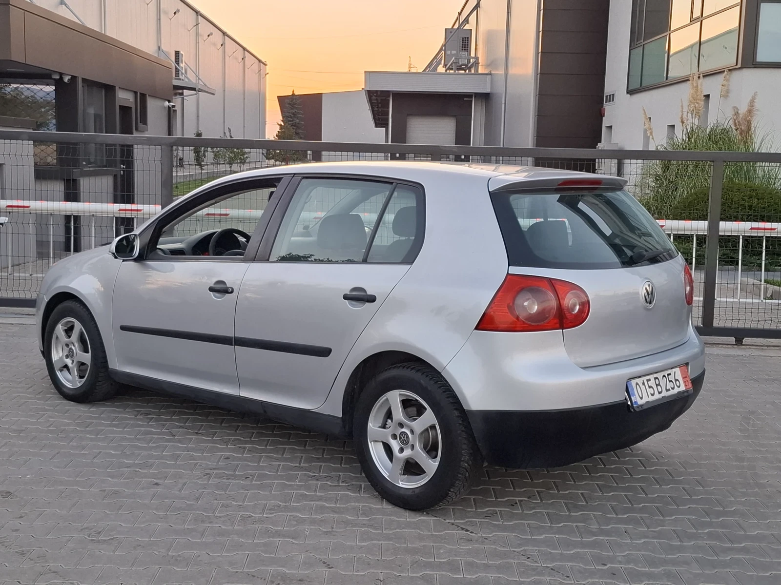 VW Golf 1.9TDI* (105кс)* KЛИМАТРОНИК* НАВИ* НОВ ВHОС*  - изображение 6