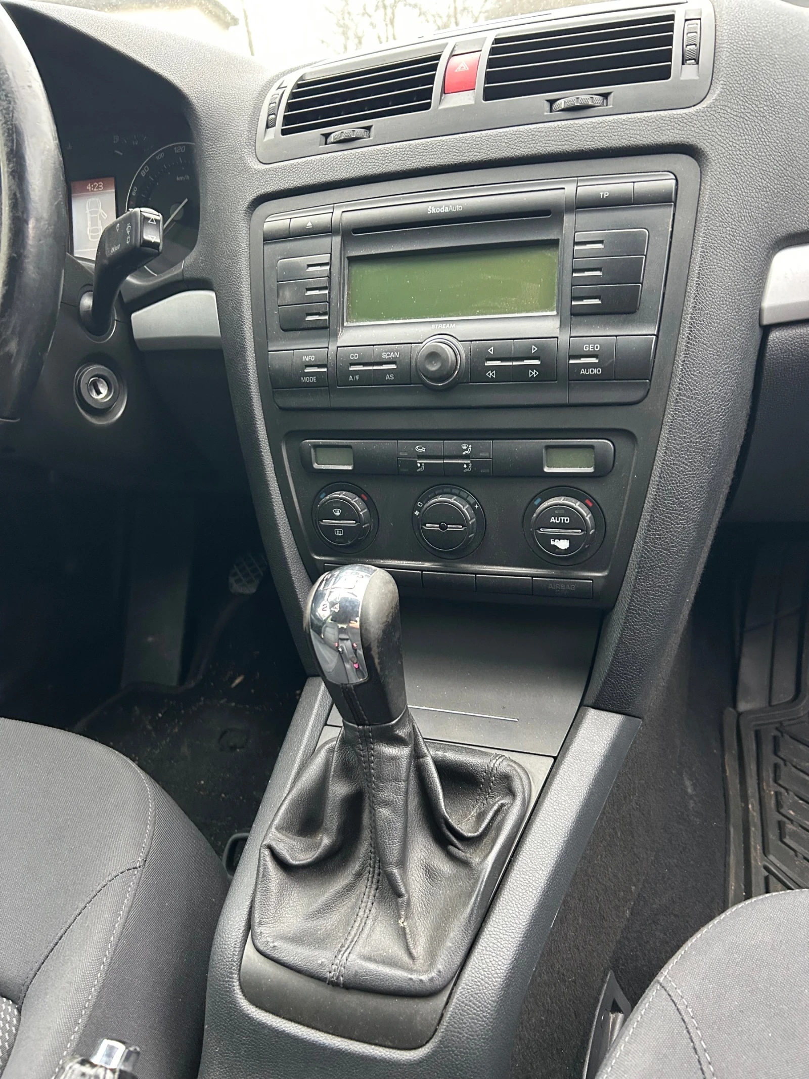 Skoda Octavia 1.9 TDI, снимка 8 - Автомобили и джипове - 53936041