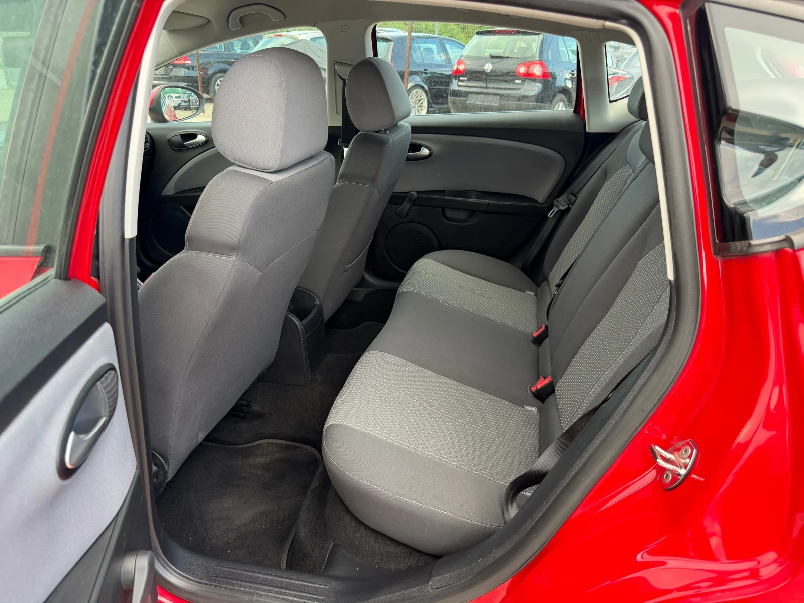 Seat Leon 1.6TDI-105PS, снимка 10 - Автомобили и джипове - 54530412