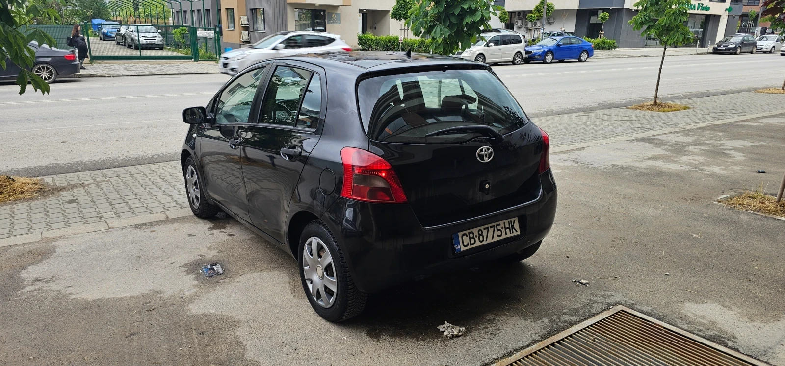 Toyota Yaris 1.0 VVT-i Спешно, снимка 3 - Автомобили и джипове - 54664106