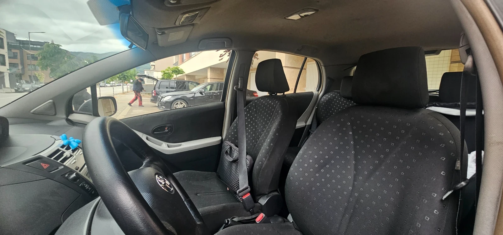Toyota Yaris 1.0 VVT-i Спешно, снимка 5 - Автомобили и джипове - 54664106