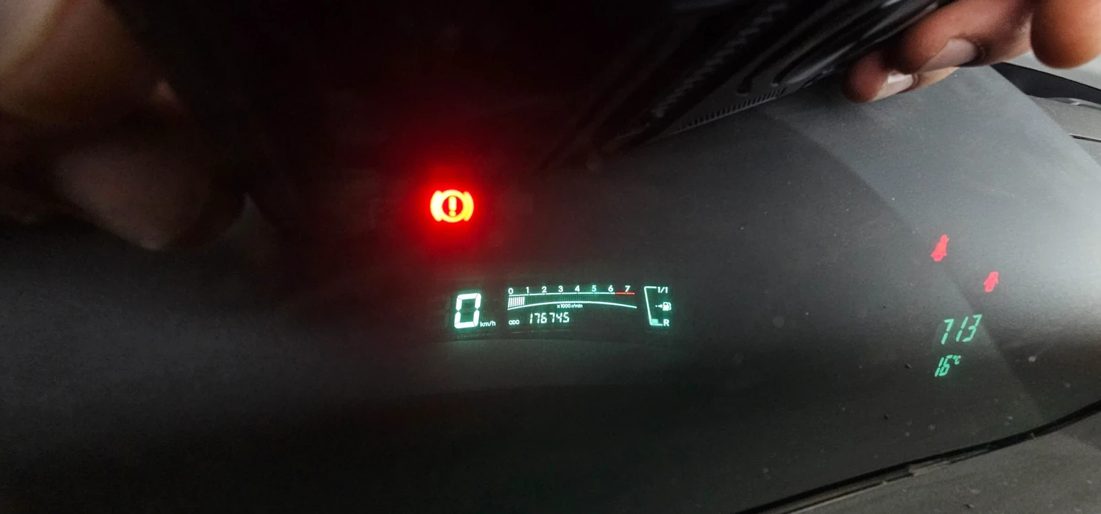 Toyota Yaris 1.0 VVT-i Спешно, снимка 7 - Автомобили и джипове - 54664106