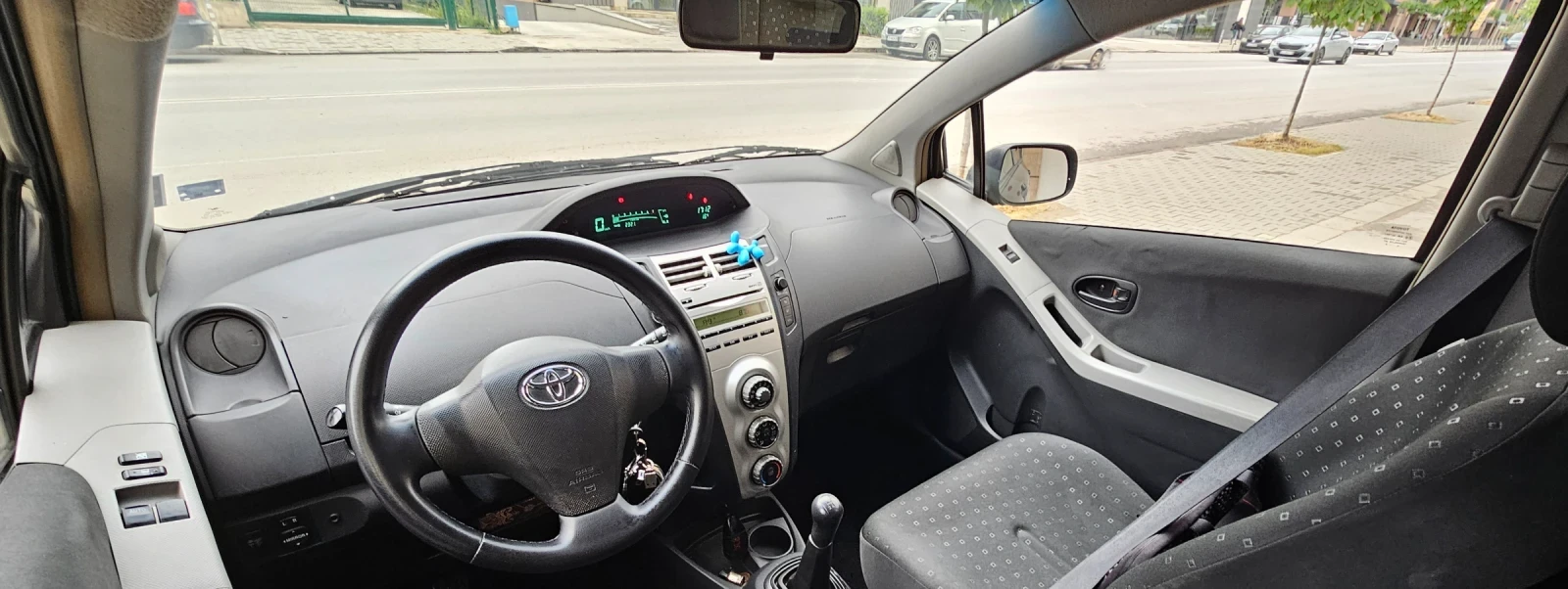 Toyota Yaris 1.0 VVT-i Спешно, снимка 6 - Автомобили и джипове - 54664106